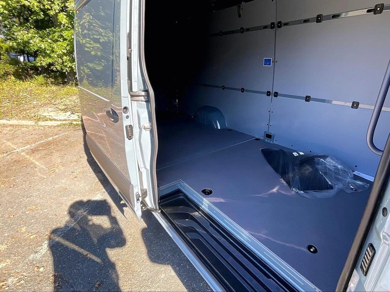 Mercedes-Benz Sprinter Crew Van High Roof 4-Cyl Diesel HO 2500 High Roof I4 Diesel HO 170" RWD 2026 — side view