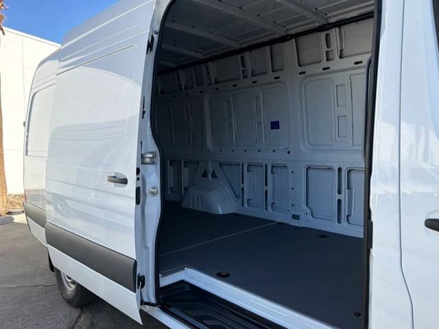 Mercedes-Benz eSprinter Cargo Van High Roof 2500 High Roof 170" RWD 2025 — side view