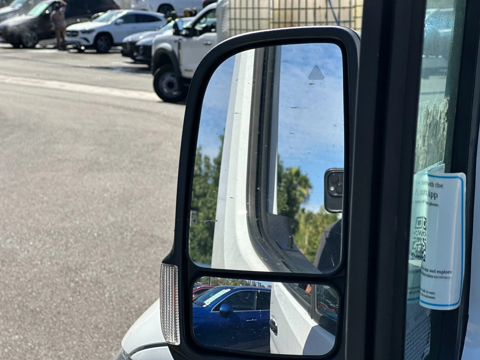 Mercedes-Benz eSprinter Cargo Van High Roof 2500 High Roof 170" RWD 2025 — side view