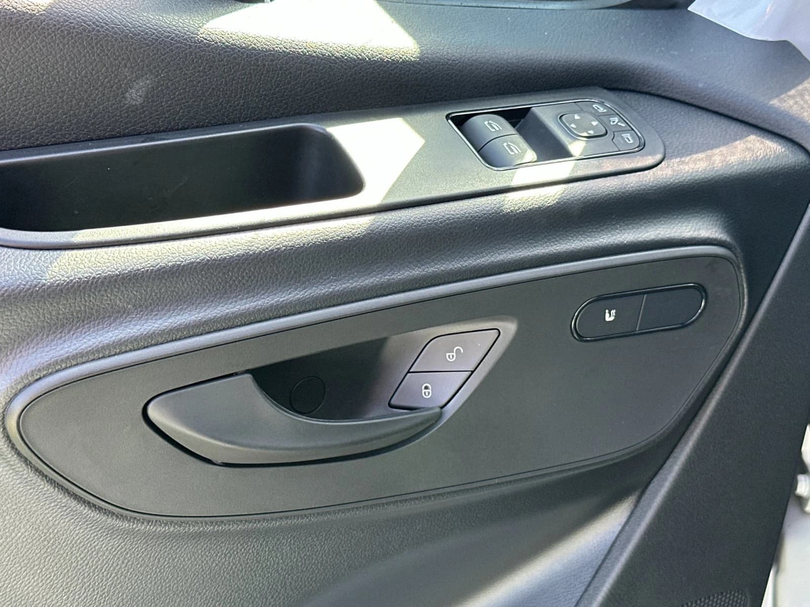 Mercedes-Benz eSprinter Cargo Van High Roof 2500 High Roof 170" RWD 2025 — side view