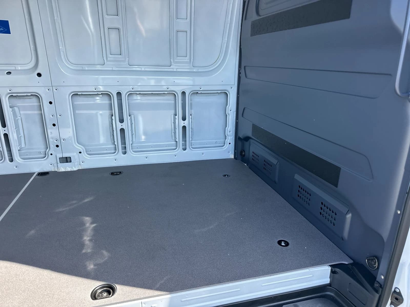 Mercedes-Benz eSprinter Cargo Van High Roof 2500 High Roof 170" RWD 2025 — side view