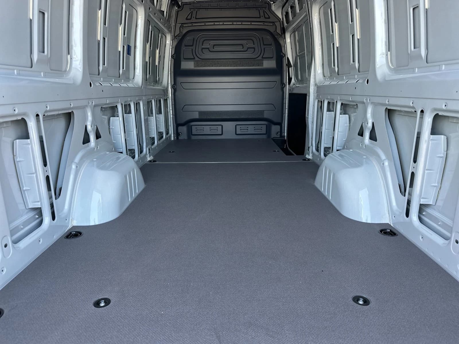 Mercedes-Benz eSprinter Cargo Van High Roof 2500 High Roof 170" RWD 2025 — side view