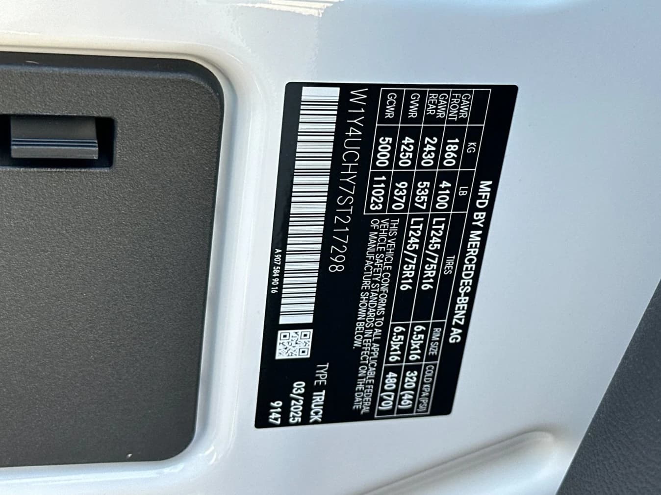 Mercedes-Benz eSprinter Cargo Van High Roof 2500 High Roof 170" RWD 2025 — side view