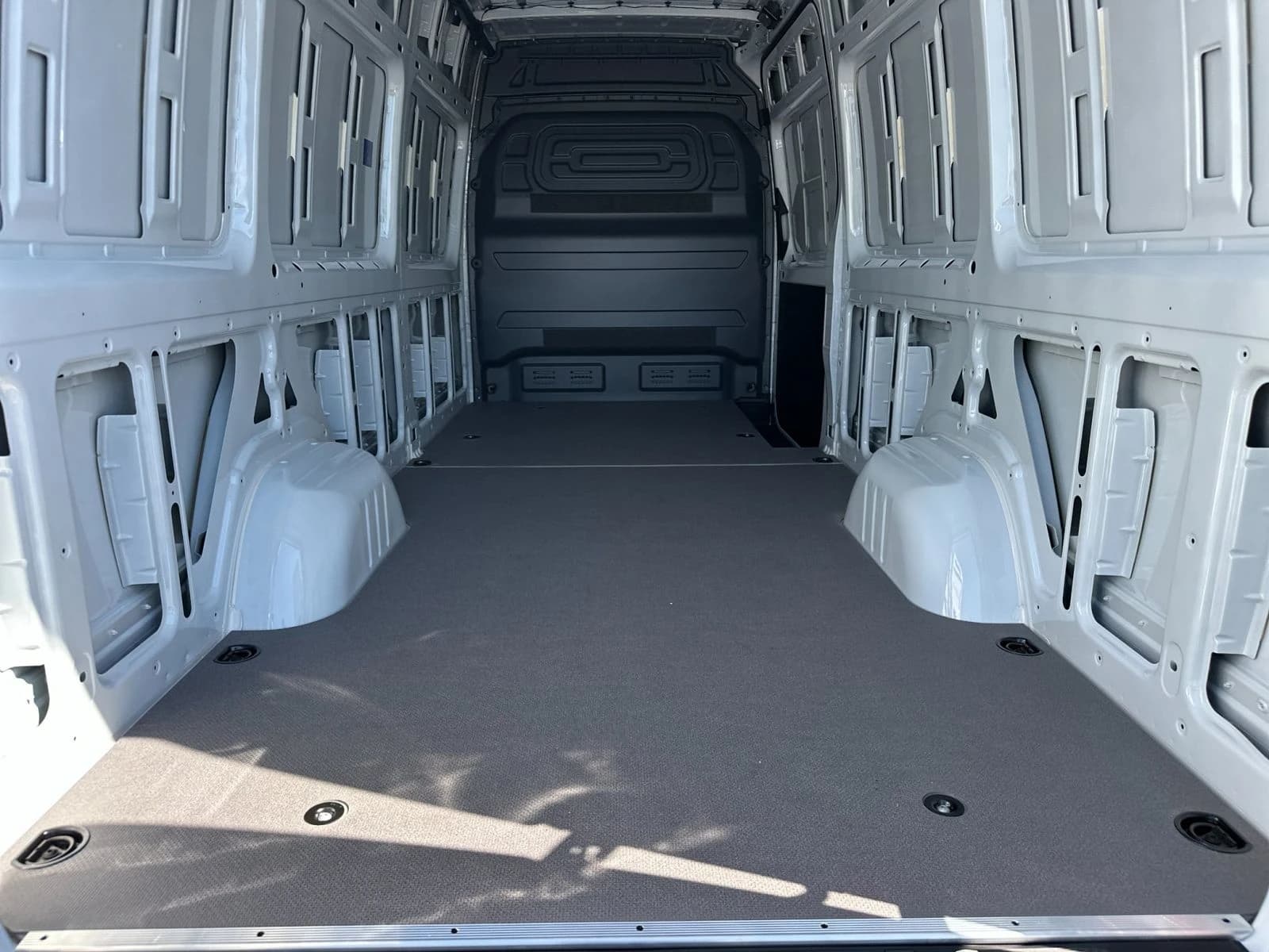 Mercedes-Benz eSprinter Cargo Van High Roof HO 2500 High Roof HO 170" RWD 2025 — side view