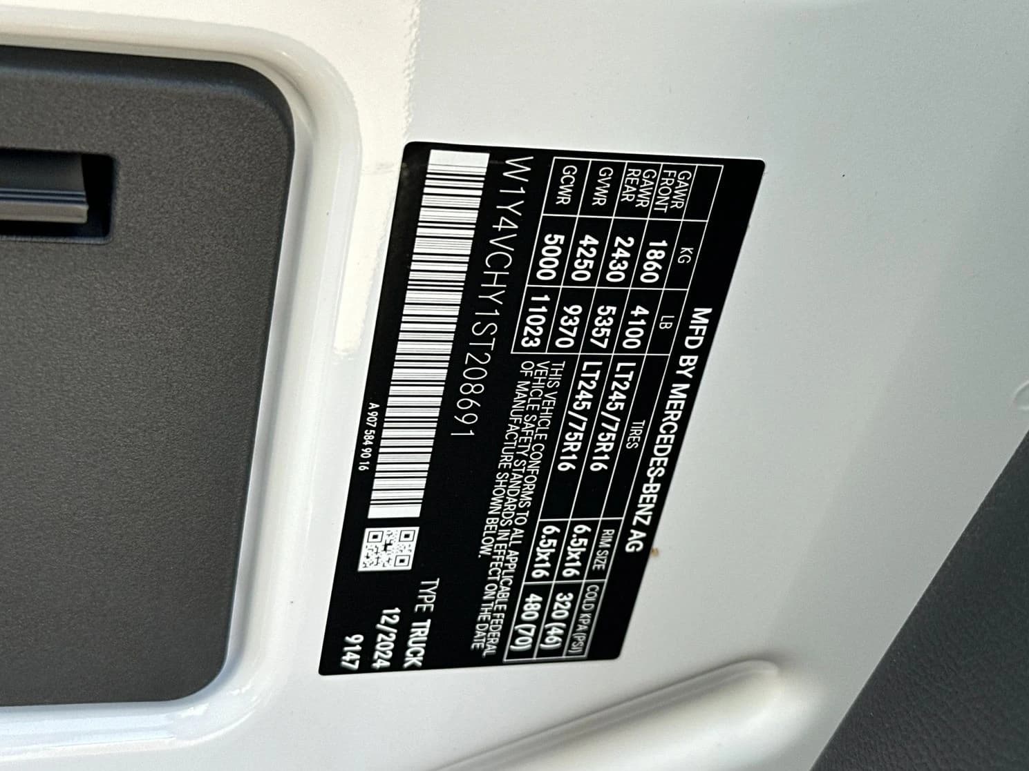 Mercedes-Benz eSprinter Cargo Van High Roof HO 2500 High Roof HO 170" RWD 2025 — side view
