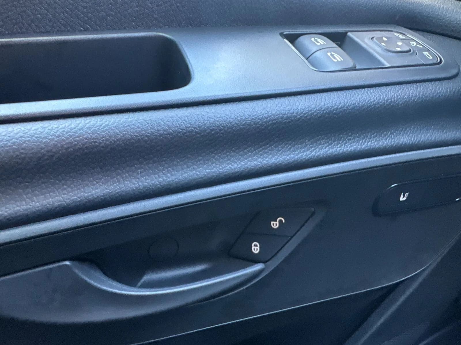 Mercedes-Benz eSprinter Cargo Van High Roof HO 2500 High Roof HO 170" RWD 2025 — side view