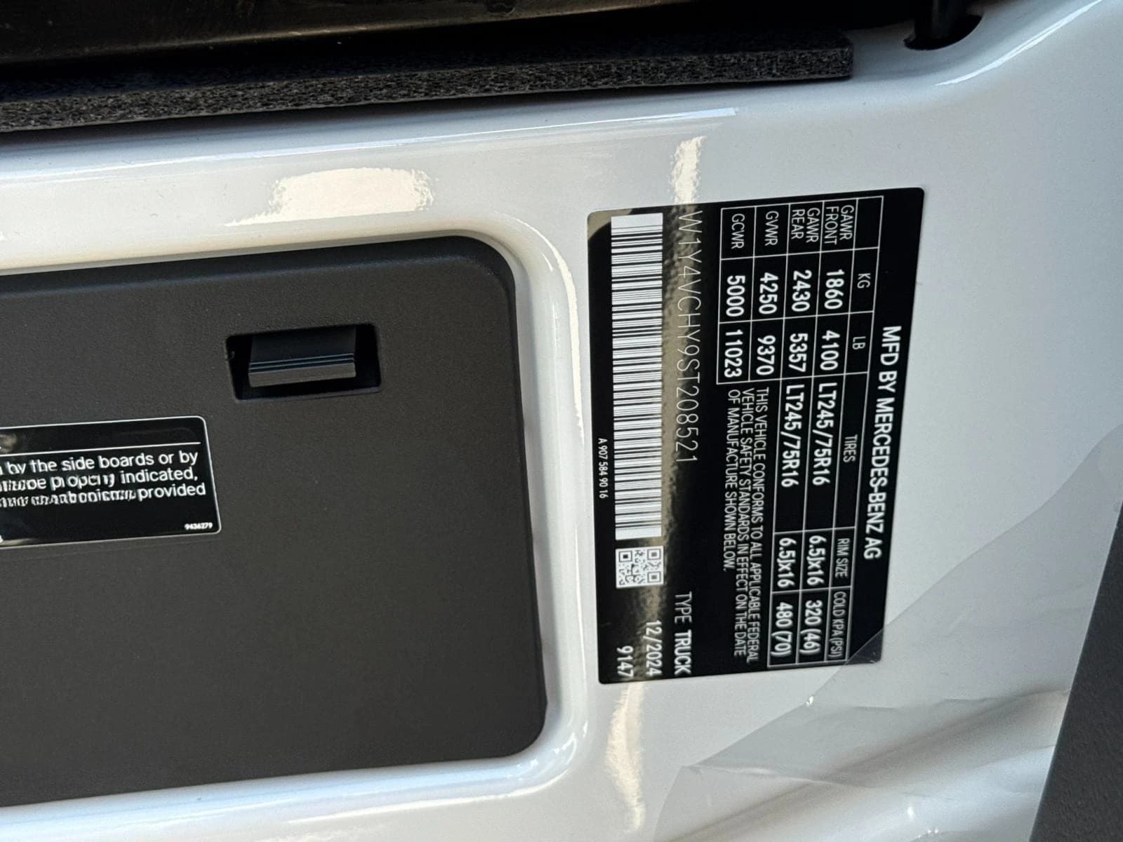 Mercedes-Benz eSprinter Cargo Van High Roof HO 2500 High Roof HO 170" RWD 2025 — side view