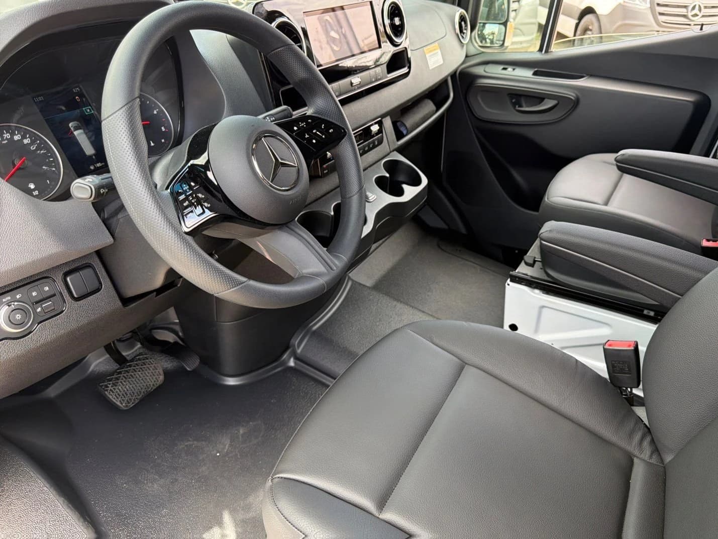 Mercedes-Benz Sprinter Passenger Van High Roof 4-Cyl Diesel 2500 High Roof I4 Diesel 170" RWD 2026 — side view