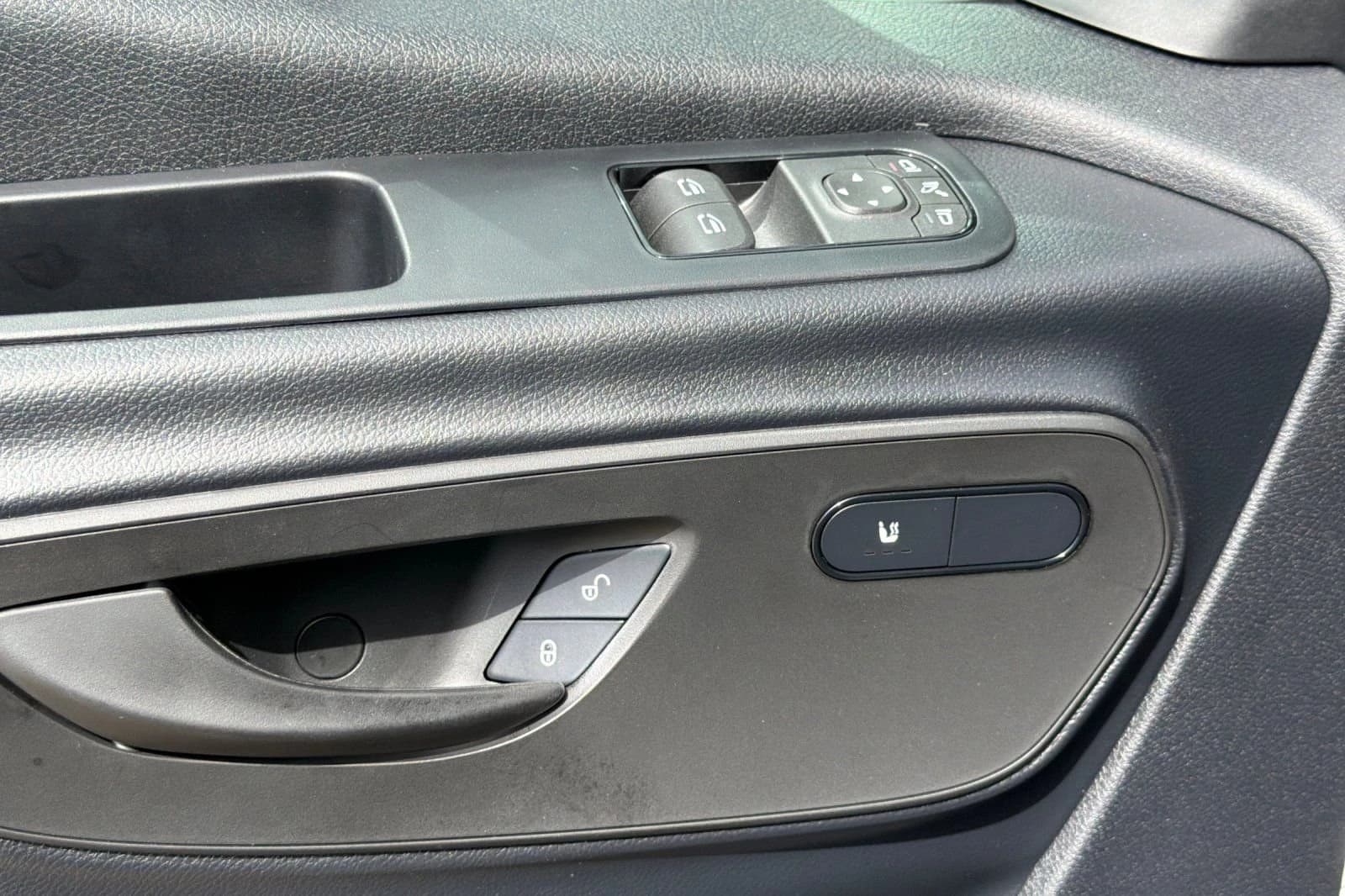 Mercedes-Benz Sprinter Passenger Van High Roof 4-Cyl Diesel 2500 High Roof I4 Diesel 170" RWD 2026 — side view