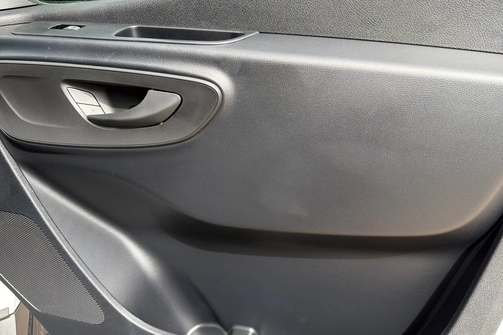 Mercedes-Benz Sprinter Passenger Van High Roof 4-Cyl Diesel 2500 High Roof I4 Diesel 170" RWD 2026 — side view