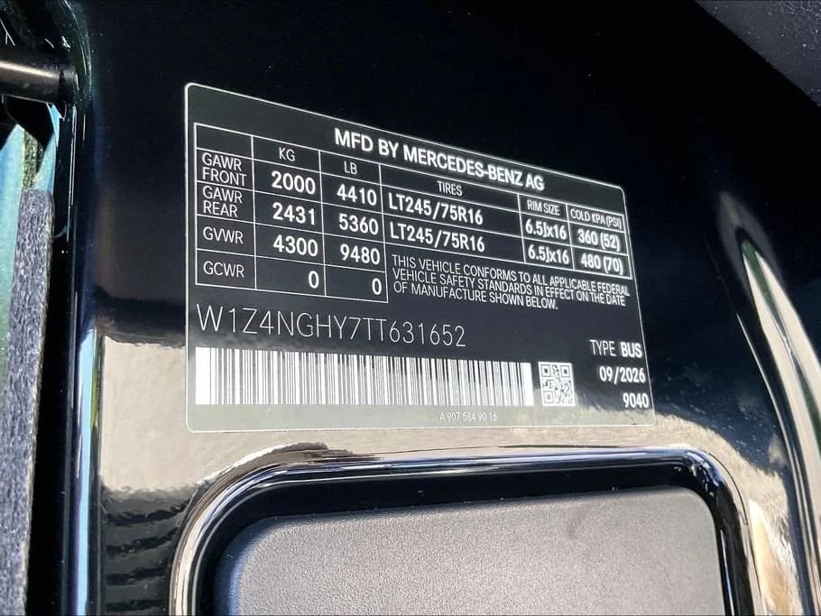 Mercedes-Benz Sprinter Passenger Van High Roof 4-Cyl Diesel HO 2500 High Roof I4 Diesel HO 170" RWD 2026 — side view