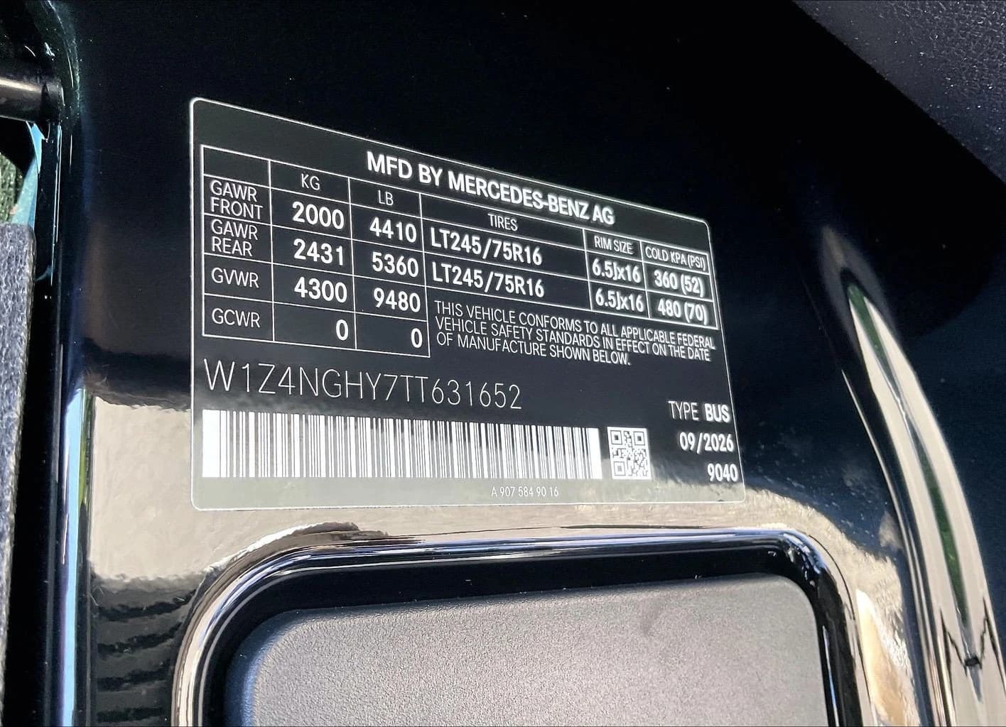 Mercedes-Benz Sprinter Passenger Van High Roof 4-Cyl Diesel HO 2500 High Roof I4 Diesel HO 170" RWD 2026 — side view