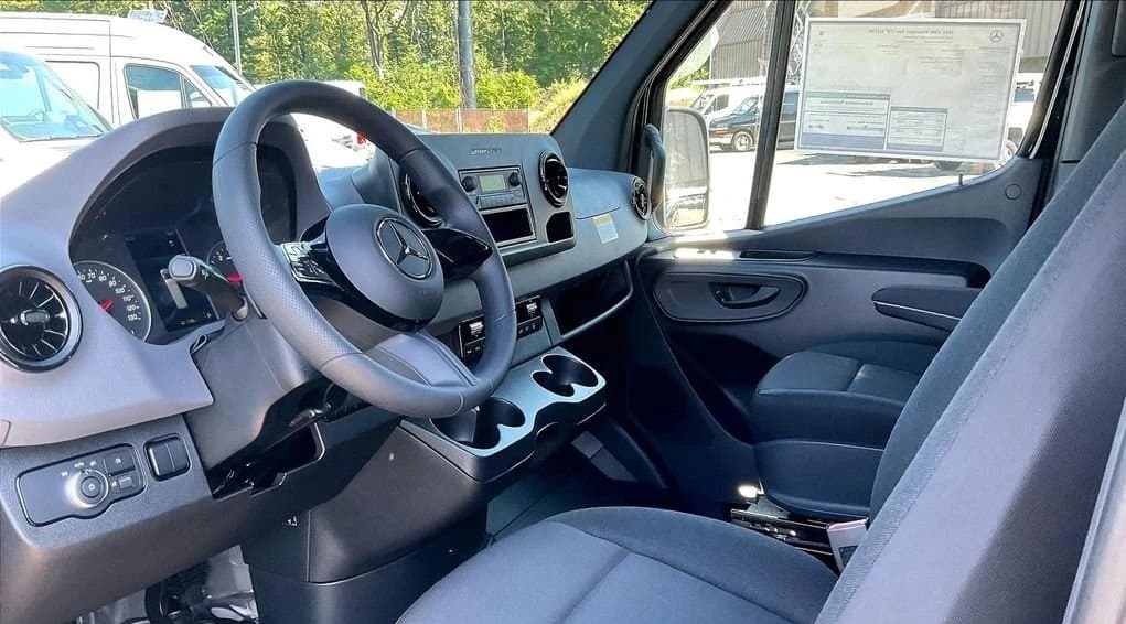 Mercedes-Benz Sprinter Passenger Van High Roof 4-Cyl Diesel HO 2500 High Roof I4 Diesel HO 170" RWD 2026 — side view