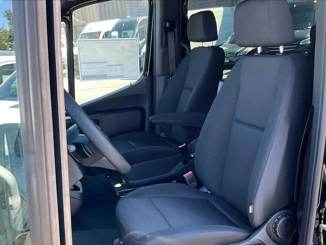 Mercedes-Benz Sprinter Passenger Van High Roof 4-Cyl Diesel HO 2500 High Roof I4 Diesel HO 170" RWD 2026 — side view