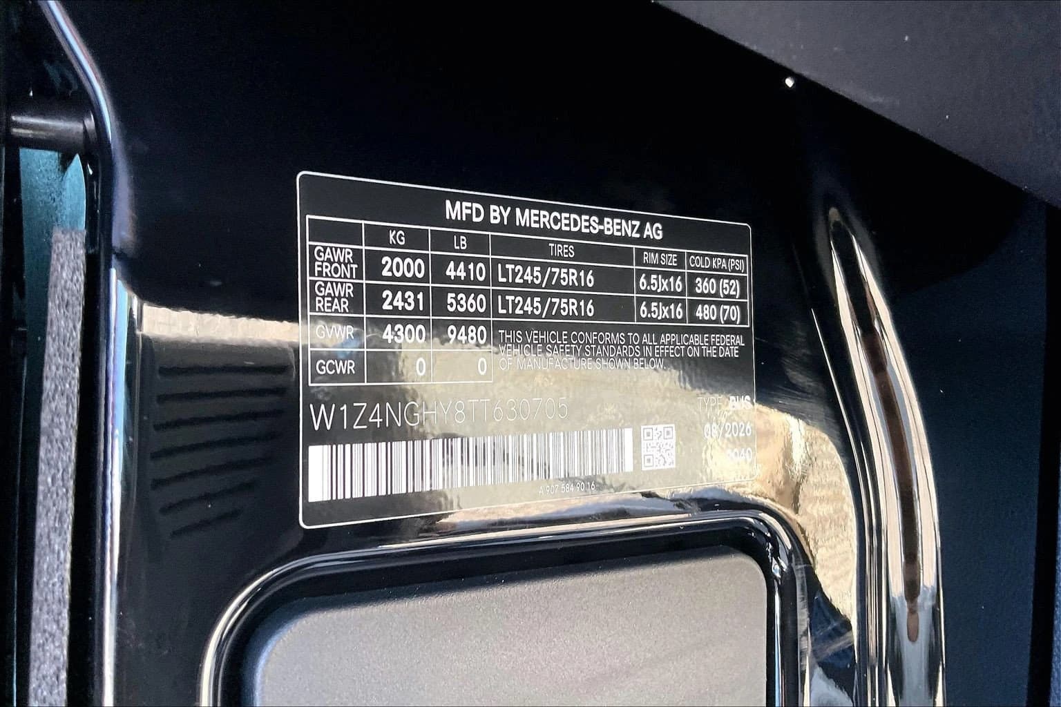 Mercedes-Benz Sprinter Passenger Van High Roof 4-Cyl Diesel HO 2500 High Roof I4 Diesel HO 170" RWD 2026 — side view