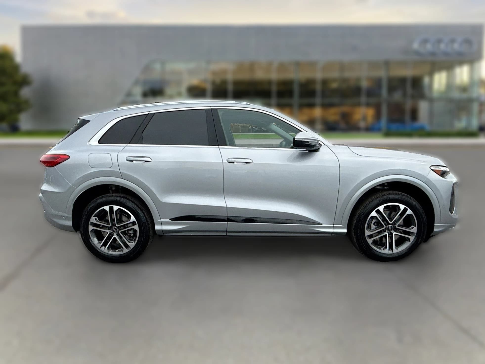 Audi Q5 Premium 2.0 TFSI quattro 2026 — side view