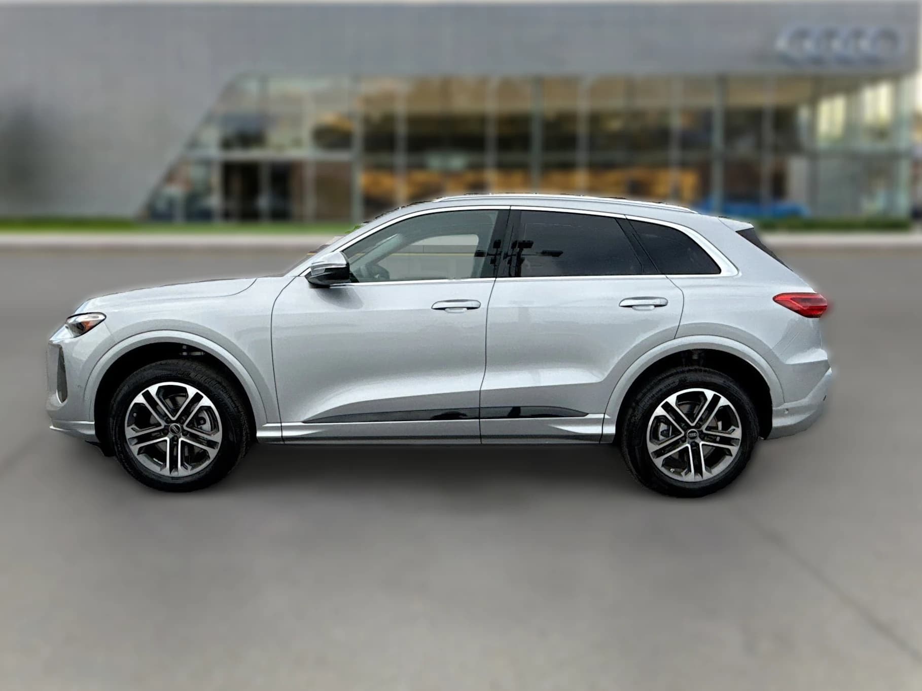 Audi Q5 Premium 2.0 TFSI quattro 2026 — side view