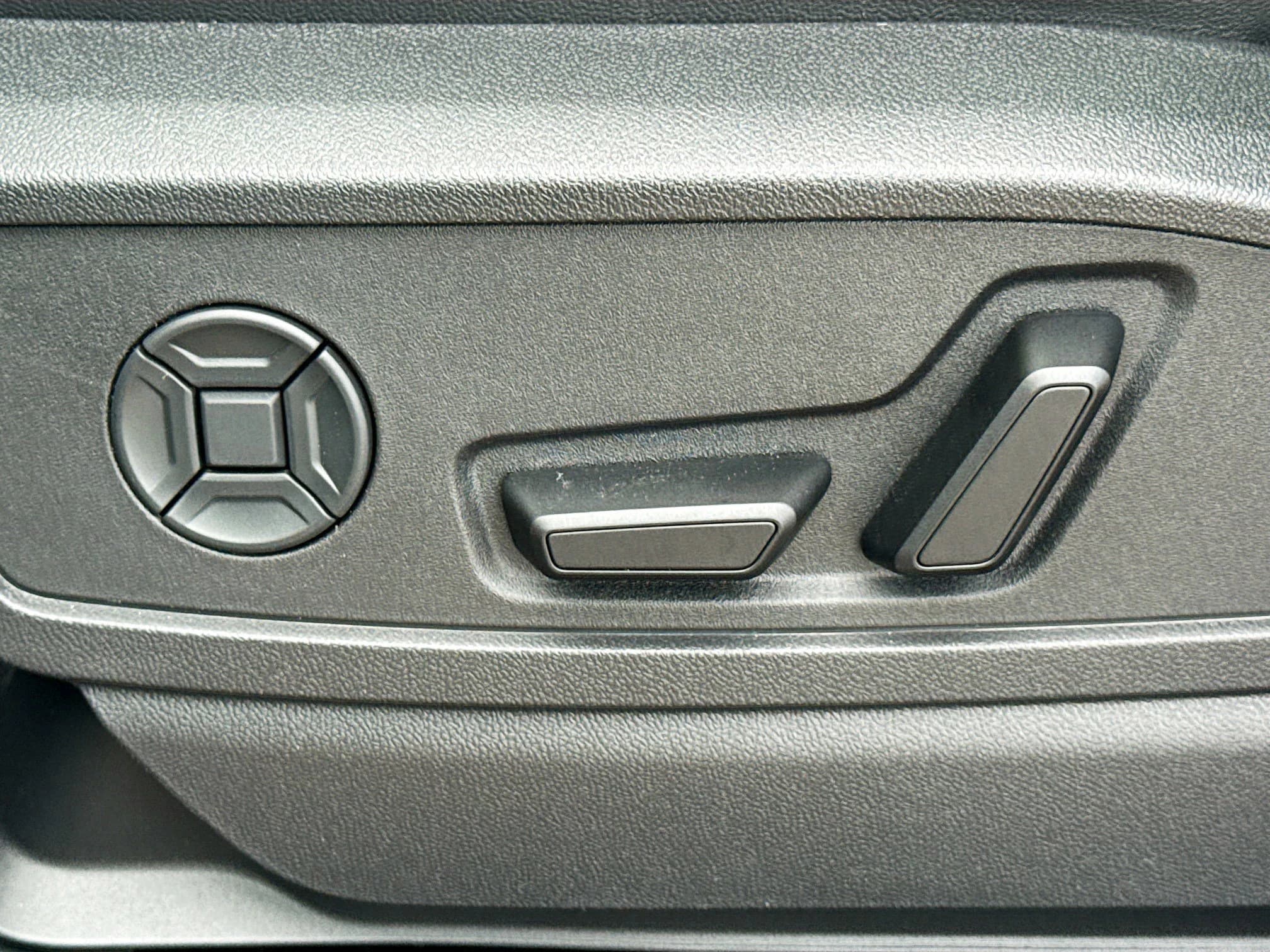 Audi Q5 Premium 2.0 TFSI quattro 2026 — side view