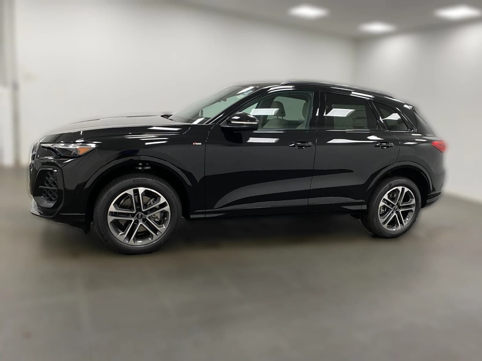 Audi Q5 Premium 2.0 TFSI quattro 2026 — side view