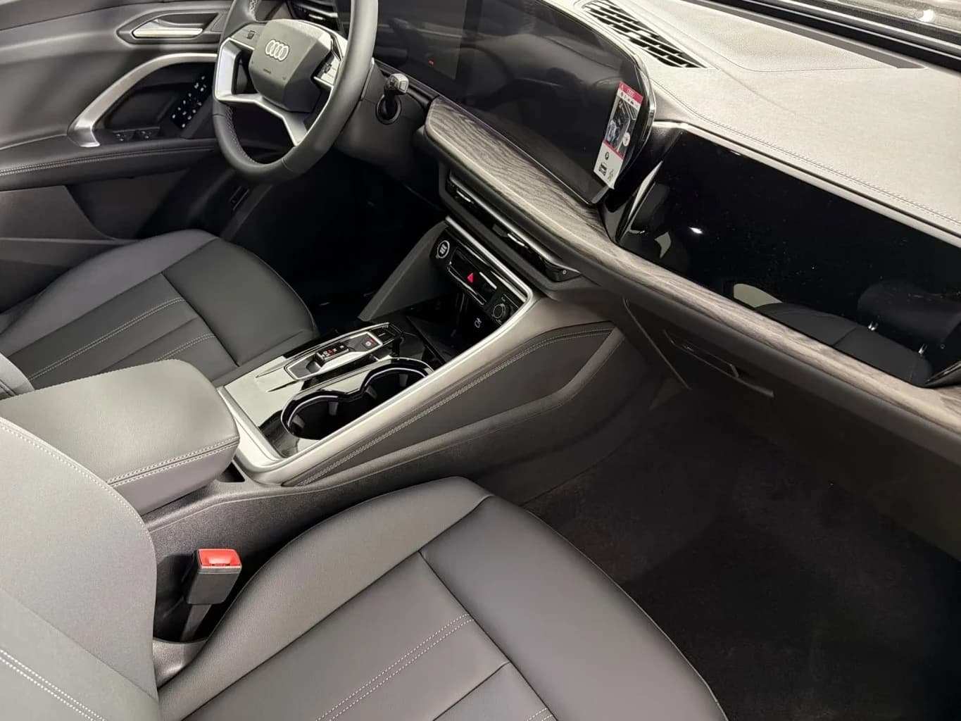 Audi Q5 Premium 2.0 TFSI quattro 2026 — side view