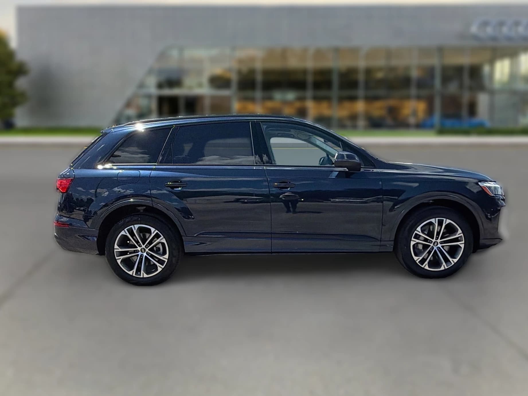 Audi Q7 Premium 45 quattro 2026 — side view