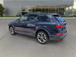 Audi Q7 Premium 45 quattro 2026 — side view