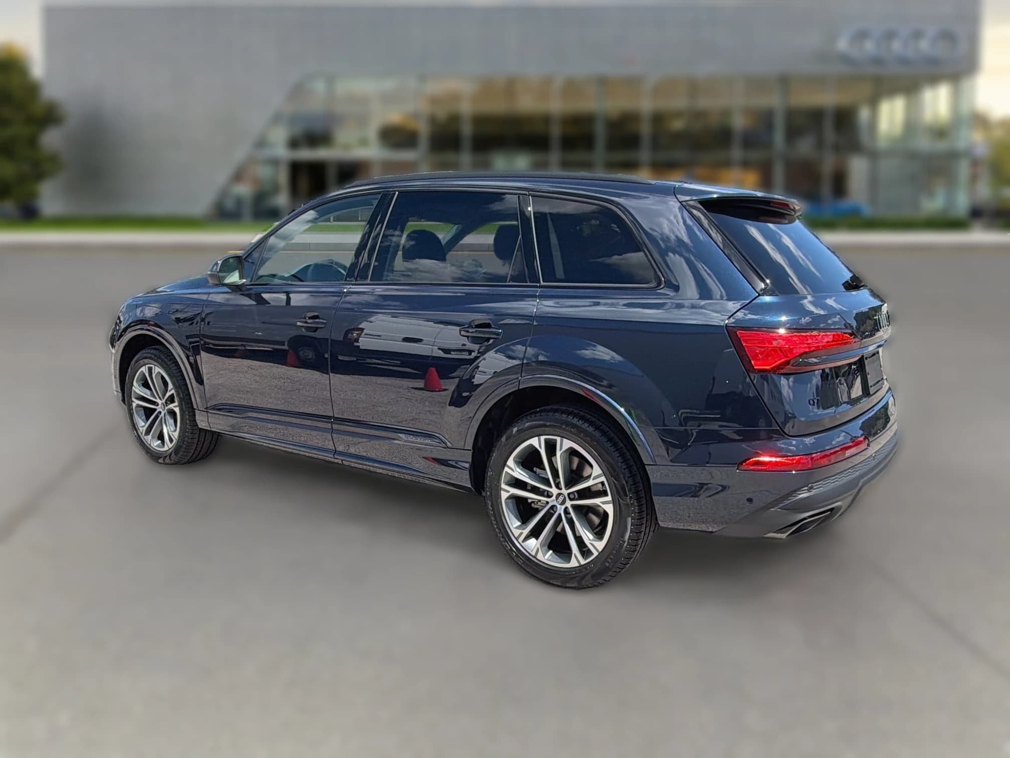 Audi Q7 Premium 45 quattro 2026 — side view