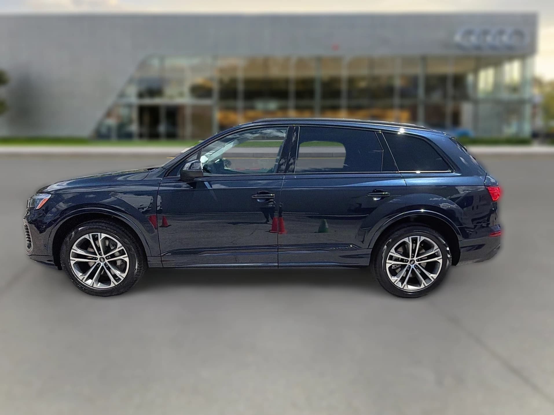 Audi Q7 Premium 45 quattro 2026 — side view