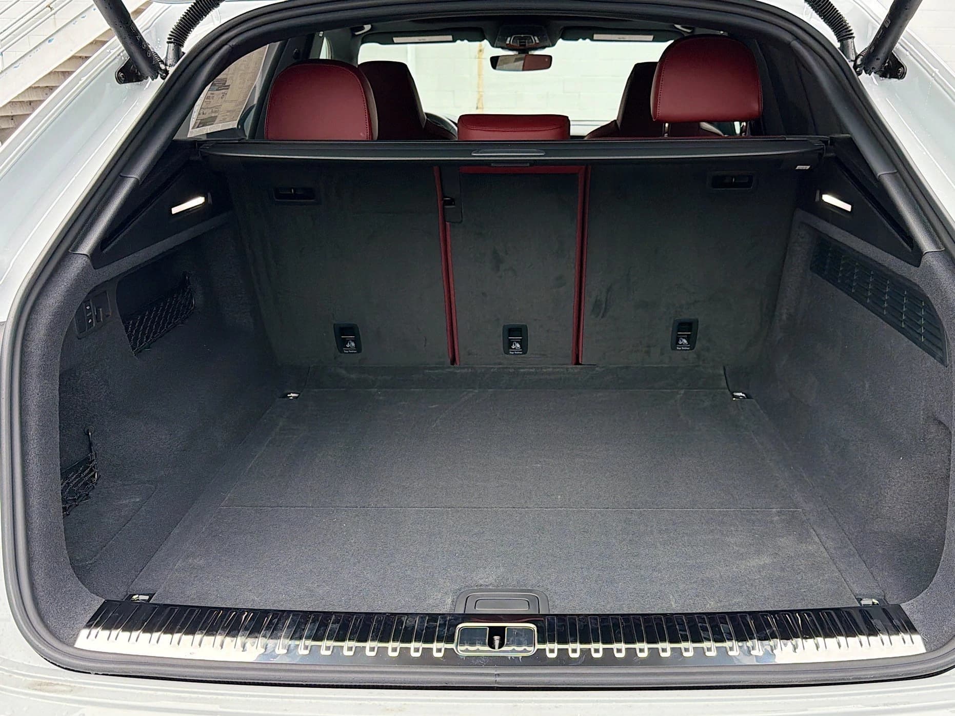 Audi SQ8 Premium Plus quattro 2026 — side view