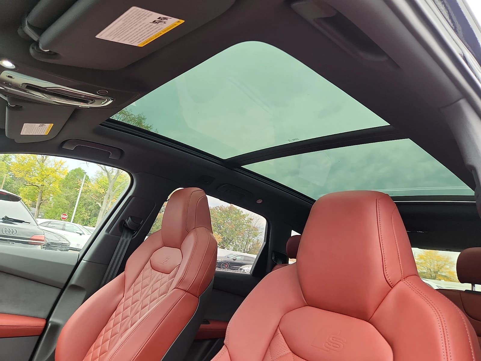 Audi SQ7 Premium Plus quattro 2026 — side view