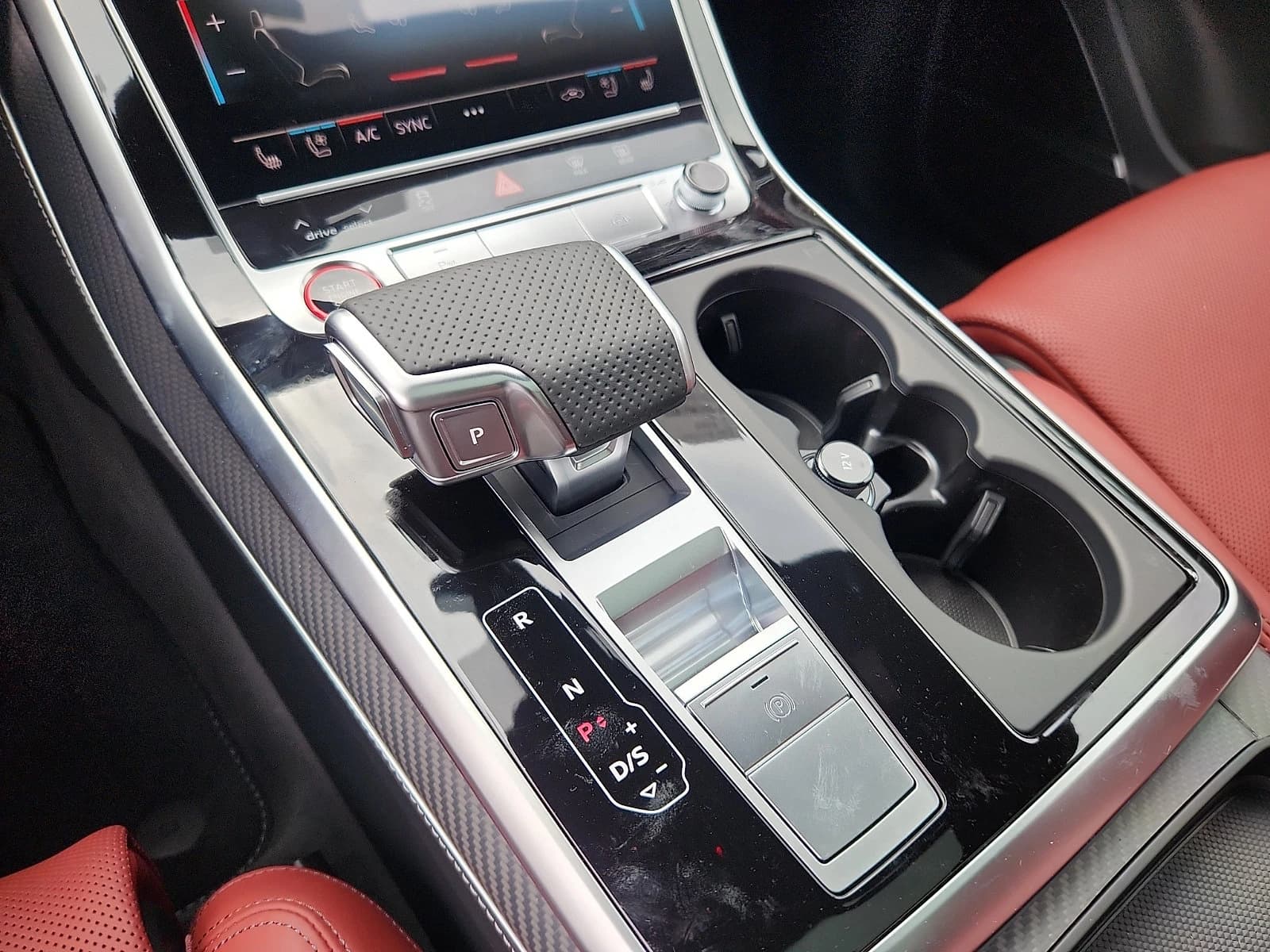 Audi SQ7 Premium Plus quattro 2026 — side view