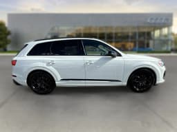 Audi SQ7 Premium Plus quattro 2026 — side view