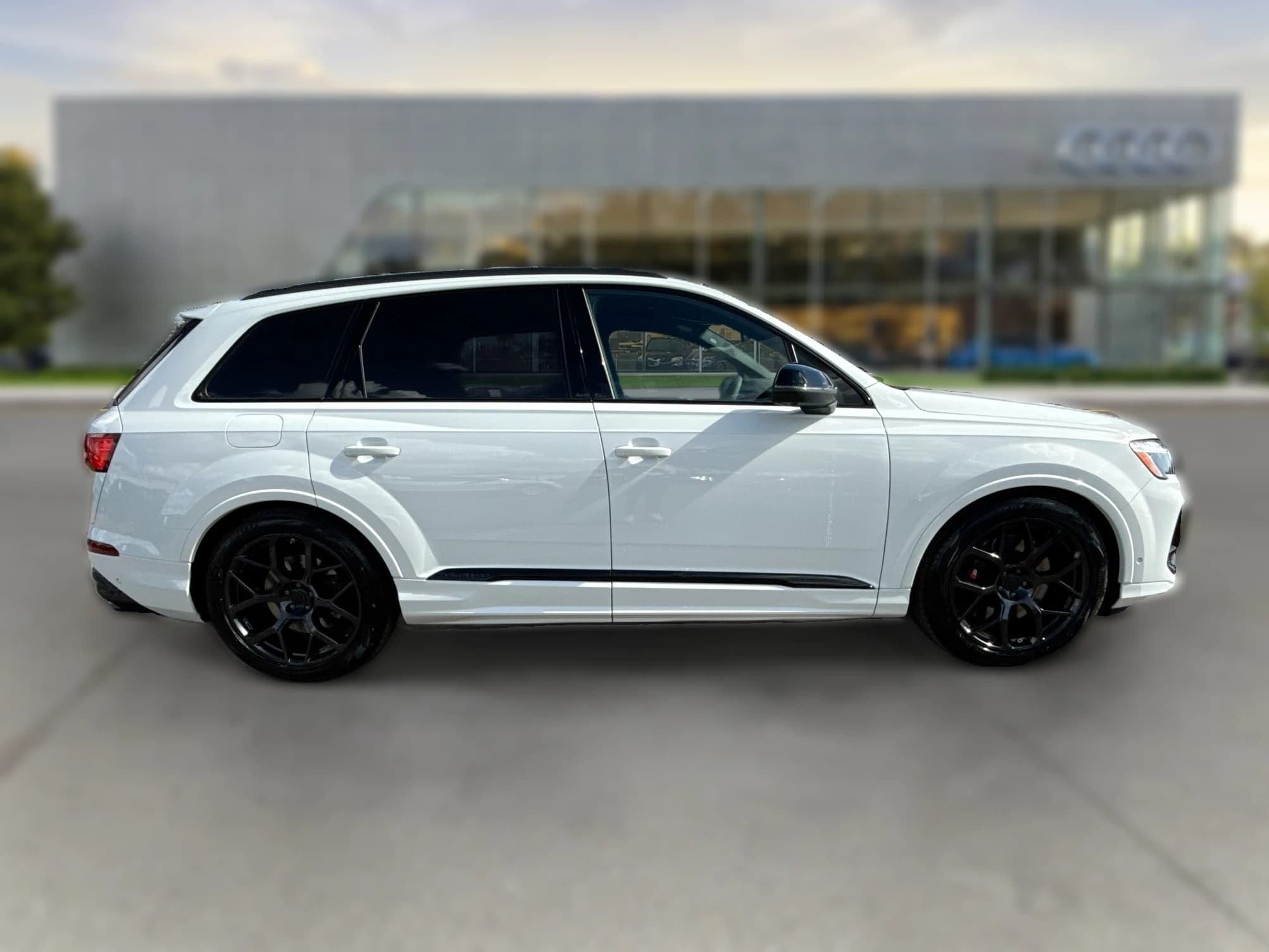 Audi SQ7 Premium Plus quattro 2026 — side view