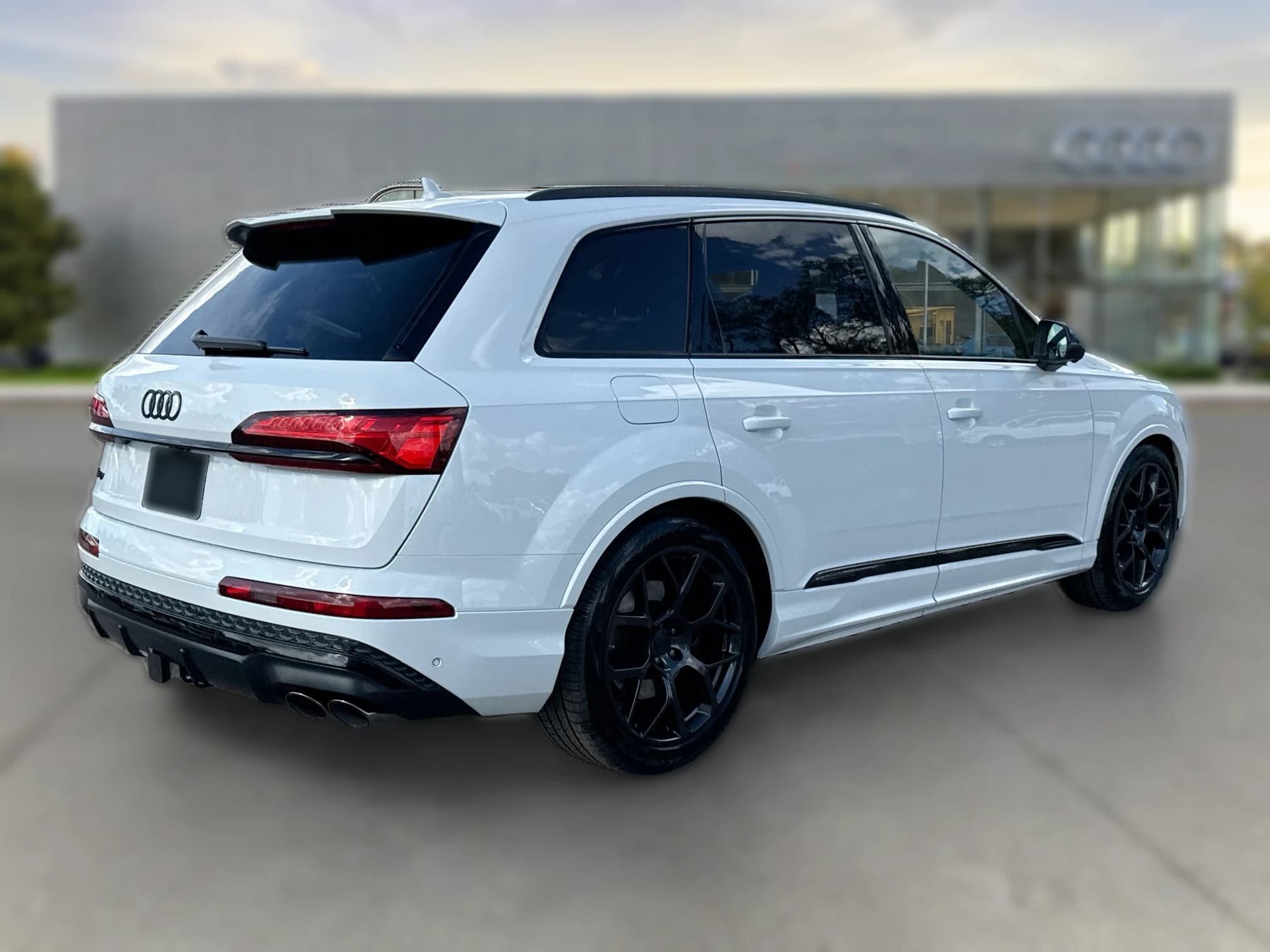 Audi SQ7 Premium Plus quattro 2026 — side view