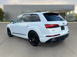 Audi SQ7 Premium Plus quattro 2026 — side view