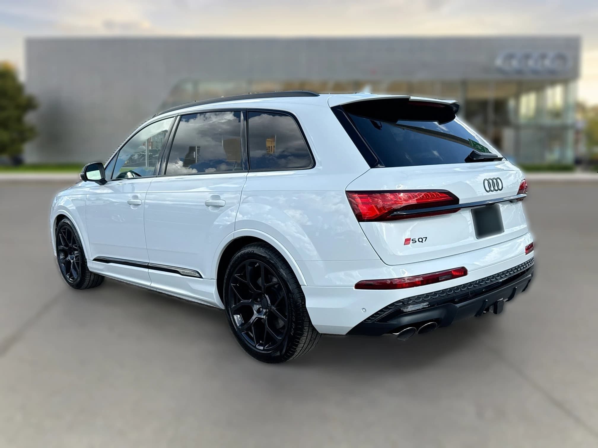 Audi SQ7 Premium Plus quattro 2026 — side view