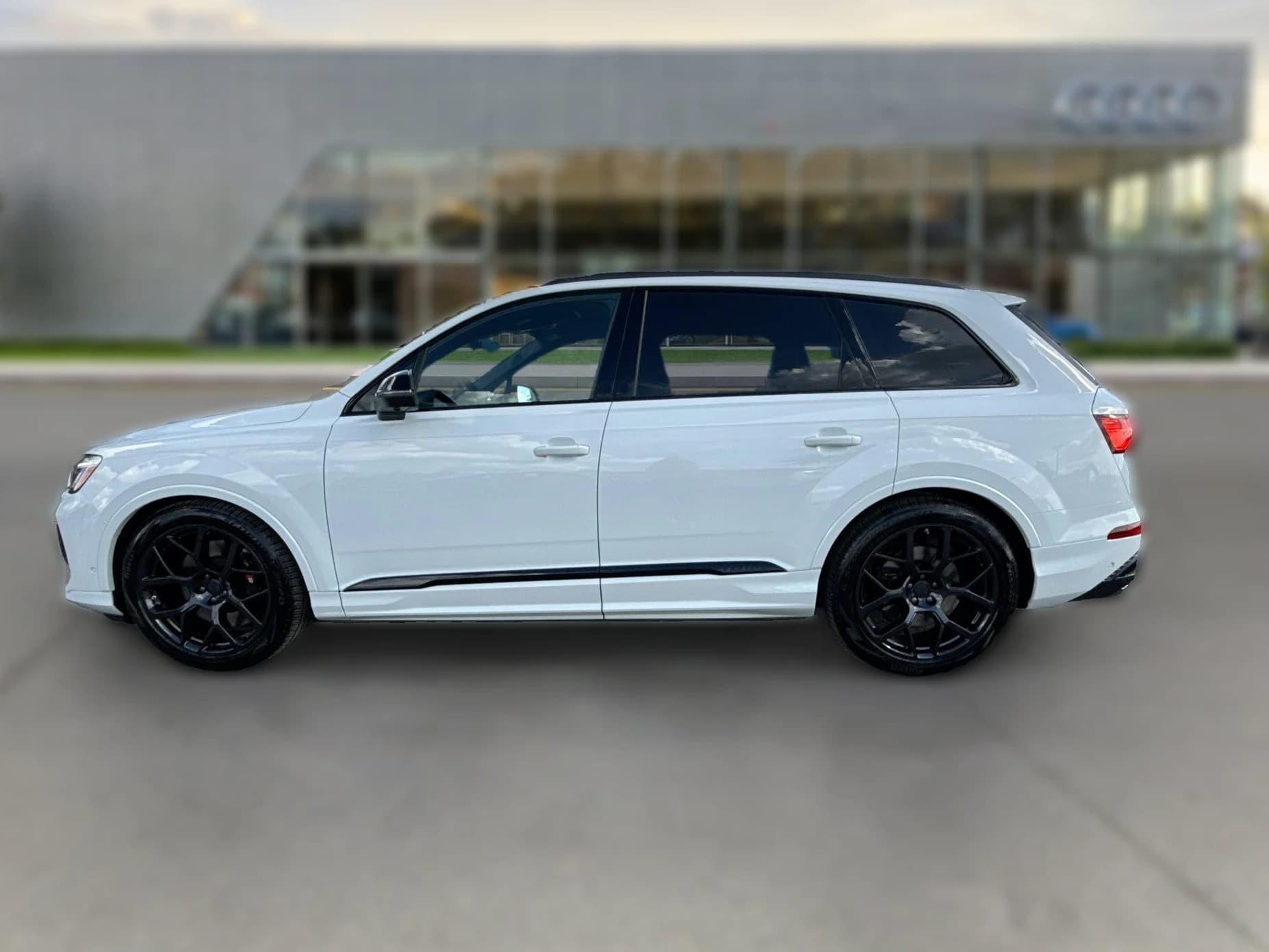 Audi SQ7 Premium Plus quattro 2026 — side view