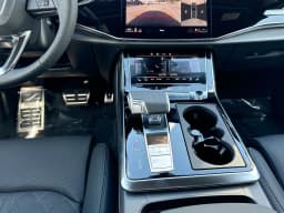 Audi SQ7 Premium Plus quattro 2026 — side view