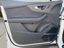 Audi SQ7 Premium Plus quattro 2026 — side view
