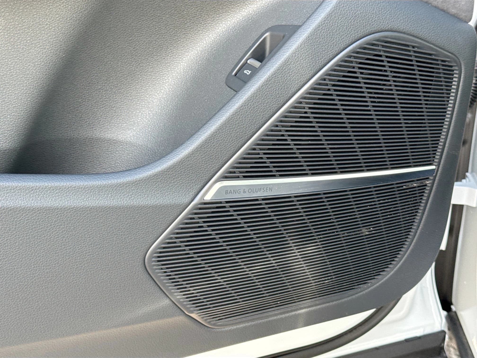 Audi SQ7 Premium Plus quattro 2026 — side view