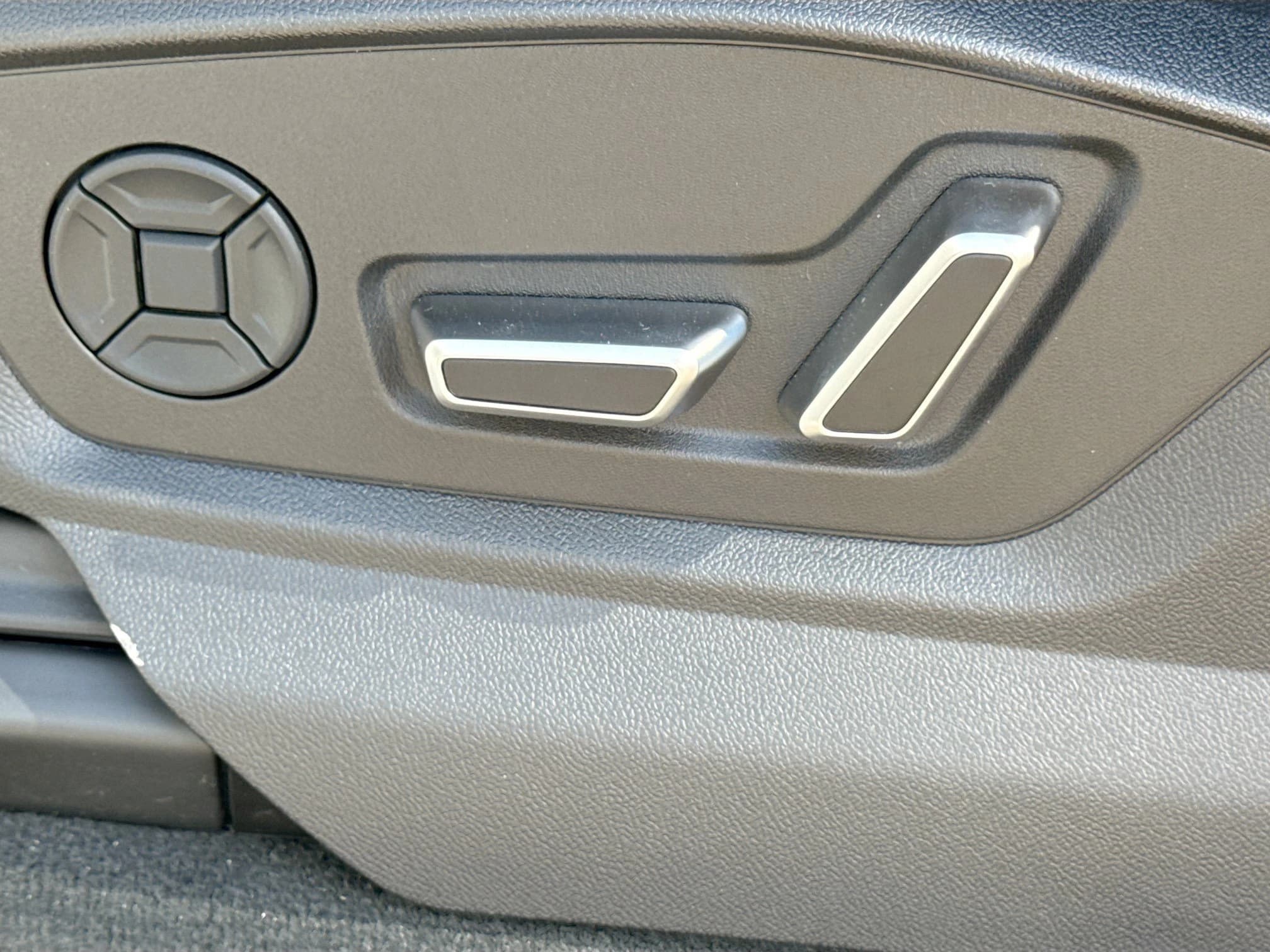 Audi SQ7 Premium Plus quattro 2026 — side view