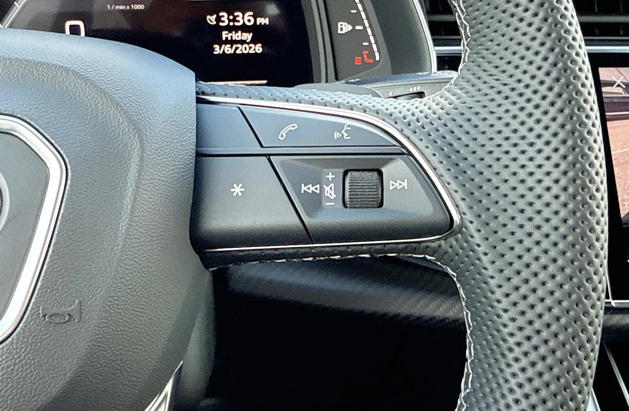 Audi SQ7 Premium Plus quattro 2026 — side view