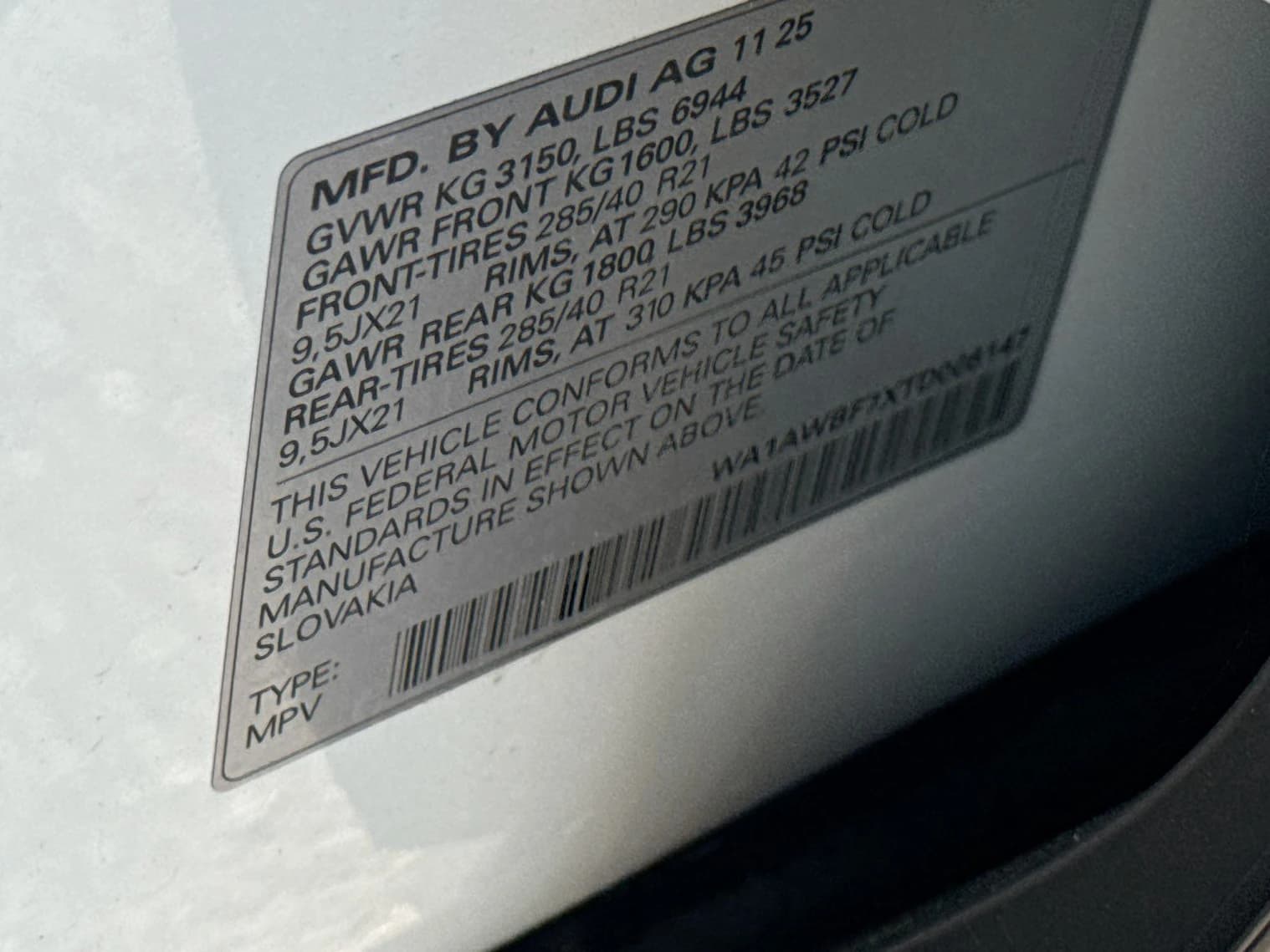 Audi SQ7 Premium Plus quattro 2026 — side view