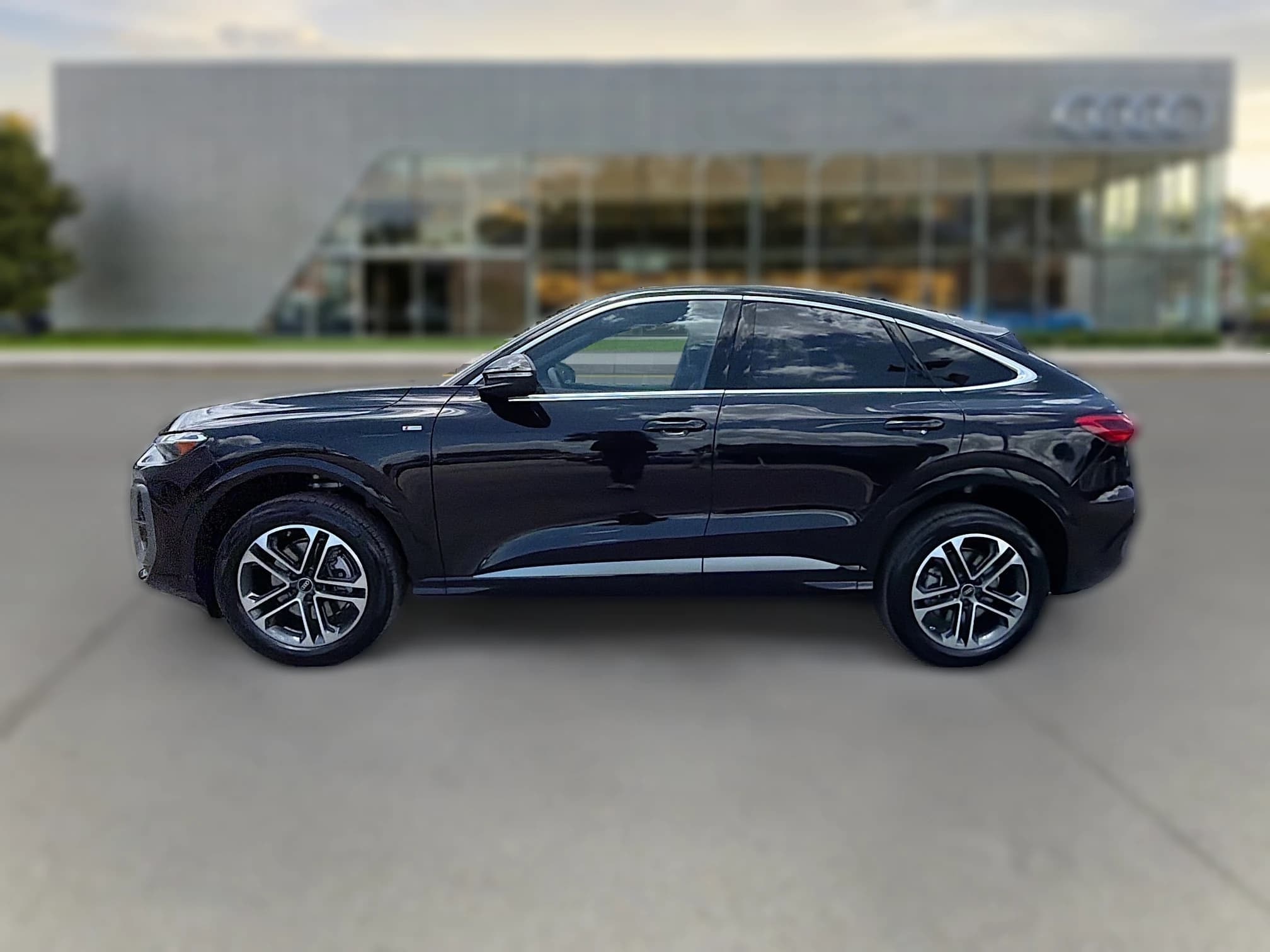 Audi Q5 Sportback Premium 2.0 TFSI quattro 2026 — side view