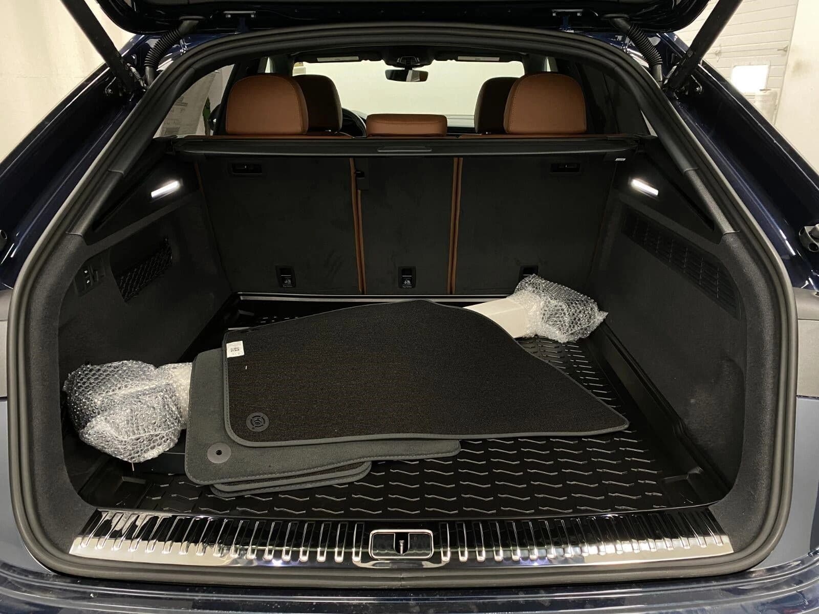 Audi Q8 Premium Plus quattro 2026 — side view