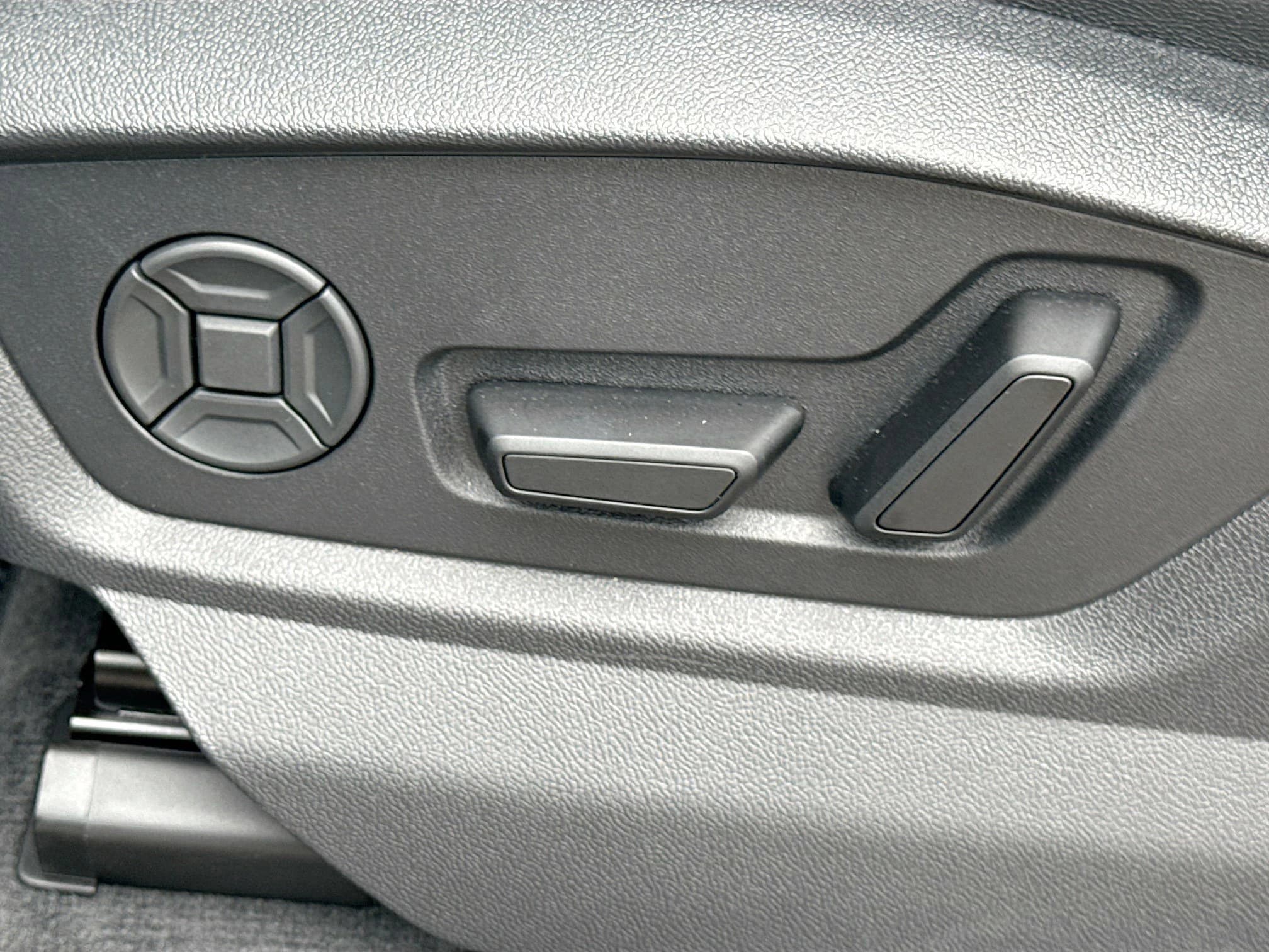 Audi Q8 Premium Plus quattro 2026 — side view