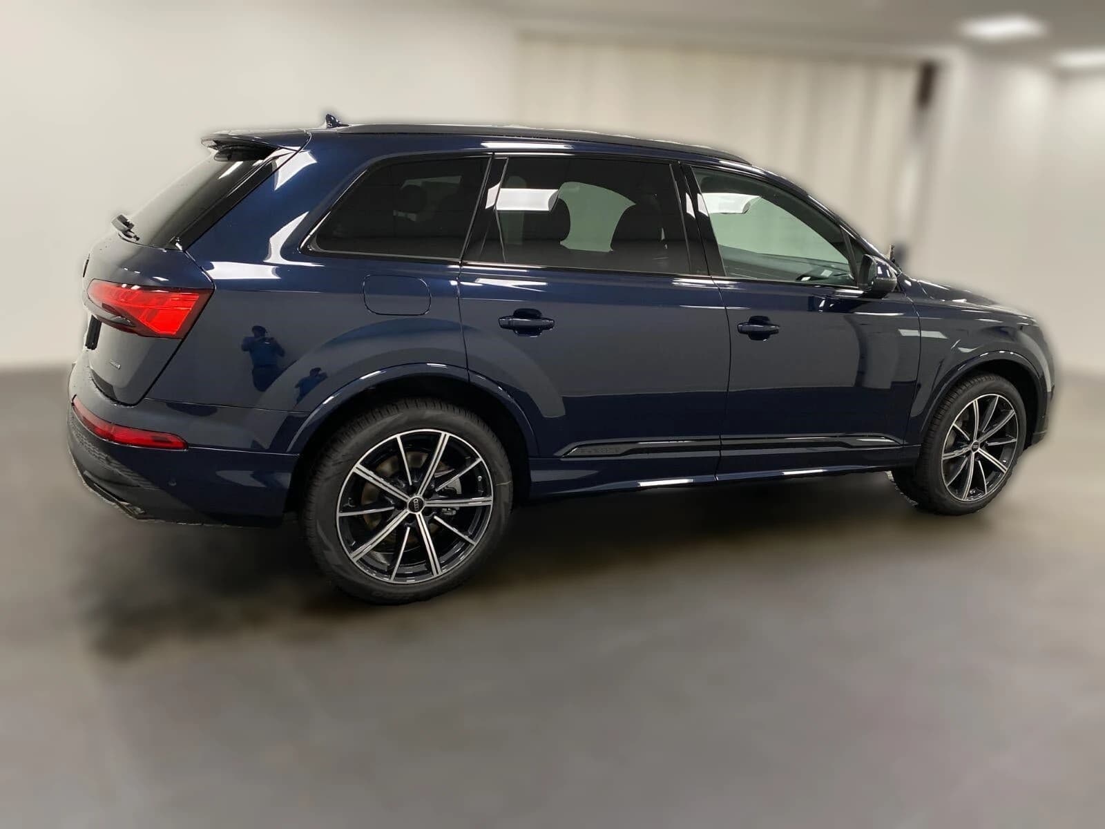 Audi Q7 Premium Plus 45 quattro 2026 — side view