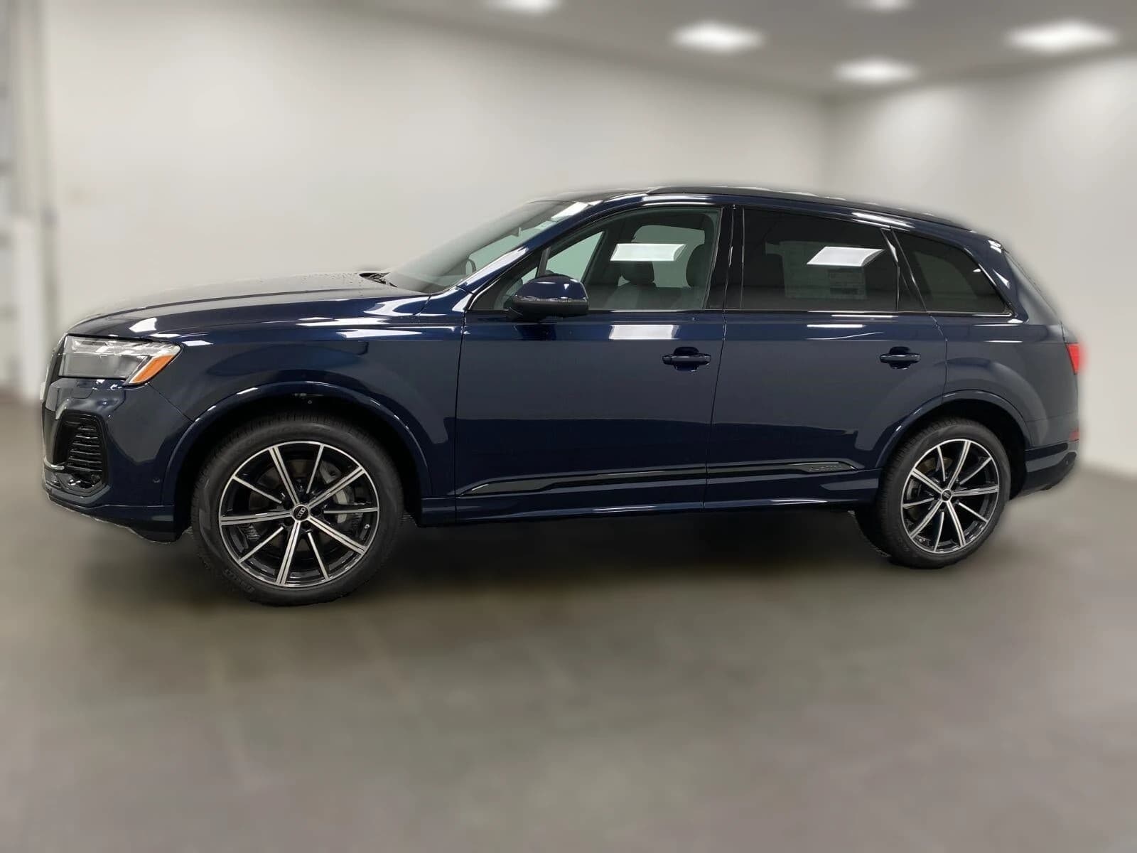 Audi Q7 Premium Plus 45 quattro 2026 — side view