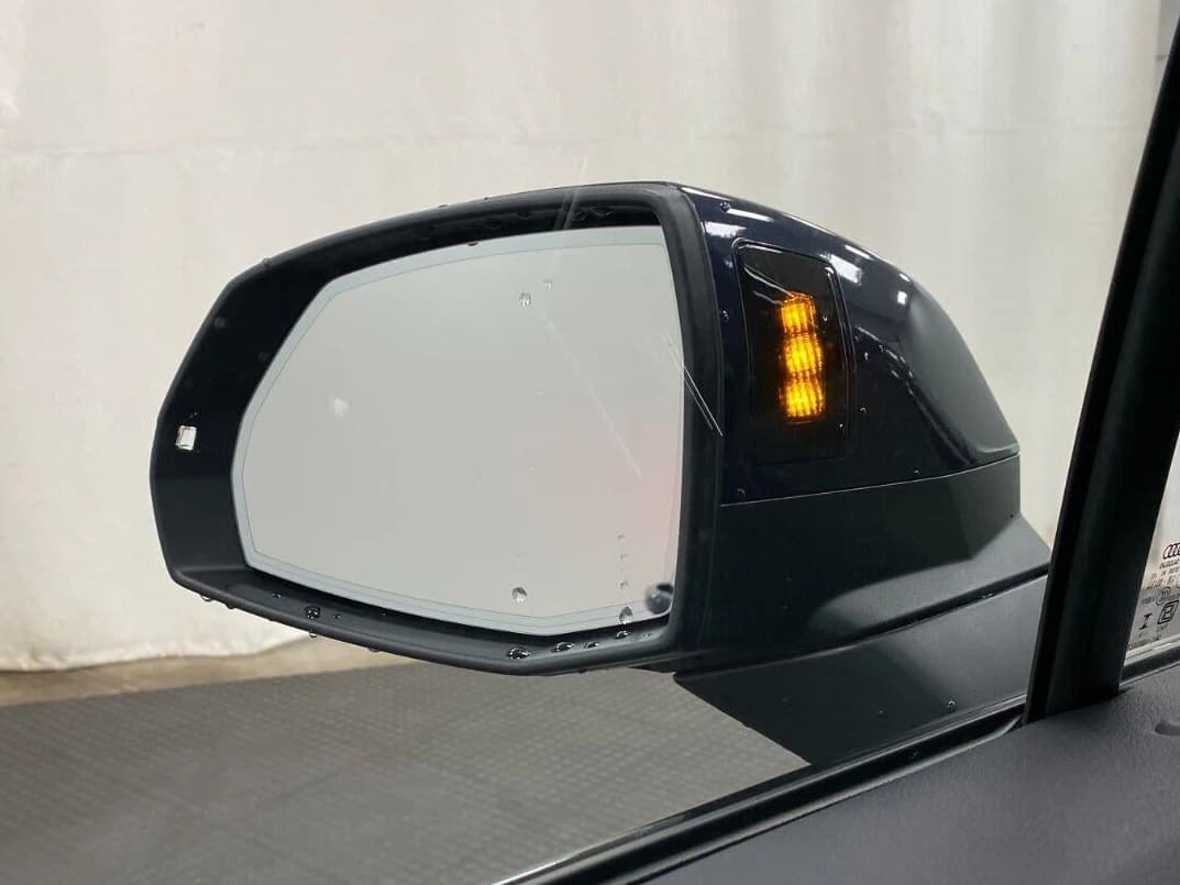 Audi Q7 Premium Plus 45 quattro 2026 — side view