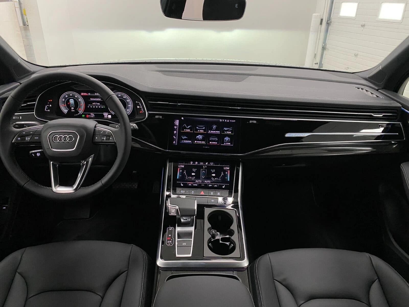 Audi Q7 Premium Plus 45 quattro 2026 — side view